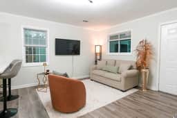 Cozy Luxe 3BD Near UWG & Historic Downtown Newnan - Image 2