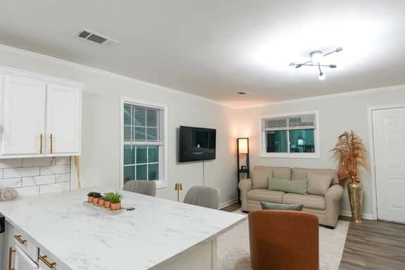 Cozy Luxe 3BD Near UWG & Historic Downtown Newnan - Image 1