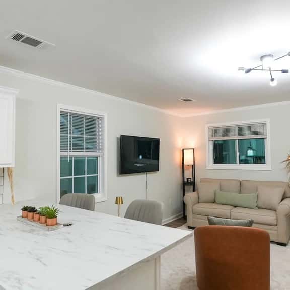 Cozy Luxe 3BD Near UWG & Historic Downtown Newnan - Image 1