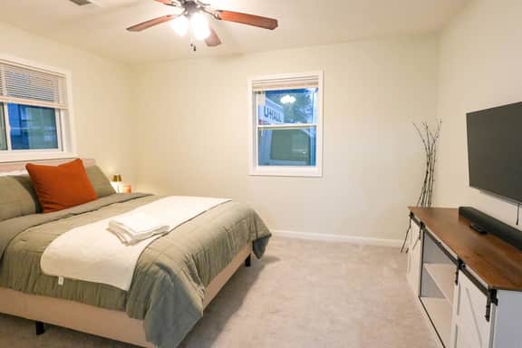 Cozy Luxe 3BD Near UWG & Historic Downtown Newnan - Image 3